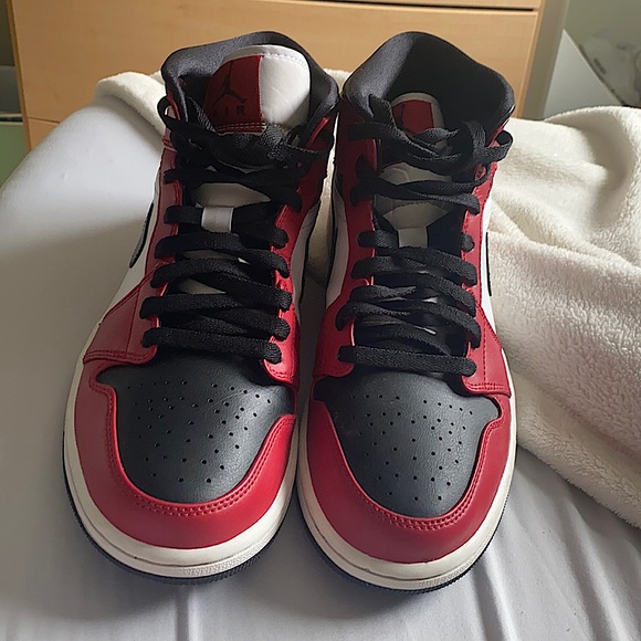 Jordon 1s mid Chicago black toe 2020 - Picture 1 of 4